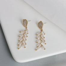 Load image into Gallery viewer, S925银针长款超仙儿高级感耳饰玻璃珠款韩国东大门时尚潮流耳环女